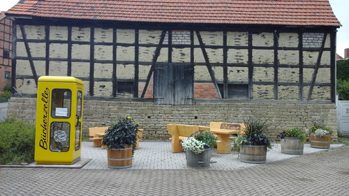 2020-06 Pflanzkübel Dorfplatz.jpg