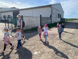 2021-05-10 Kindergartenausflug Waldschänke und Pferde 1.jpg